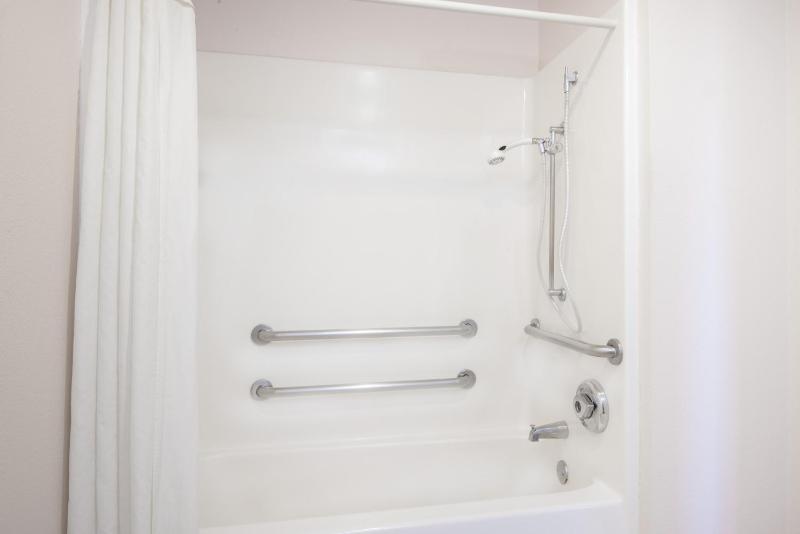 Queen Room - Disability Access - Non-Smoking image 3