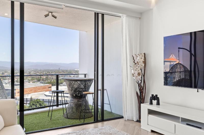 Broadbeach Skyline 3 Bedroom Retreat - image 14