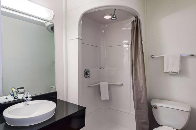 Deluxe Quadruple Room - Non-Smoking image 1