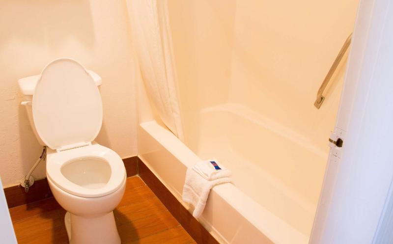 Suite - Non-Smoking image 3