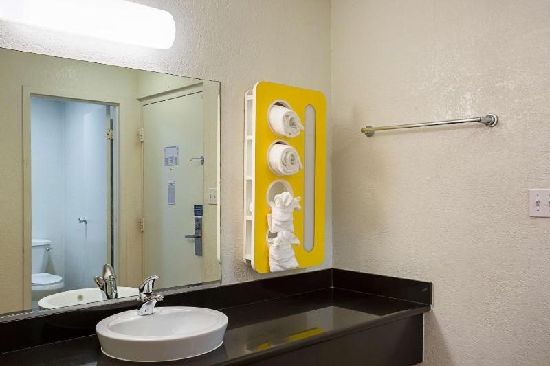 Queen Room - Non-Smoking image 4