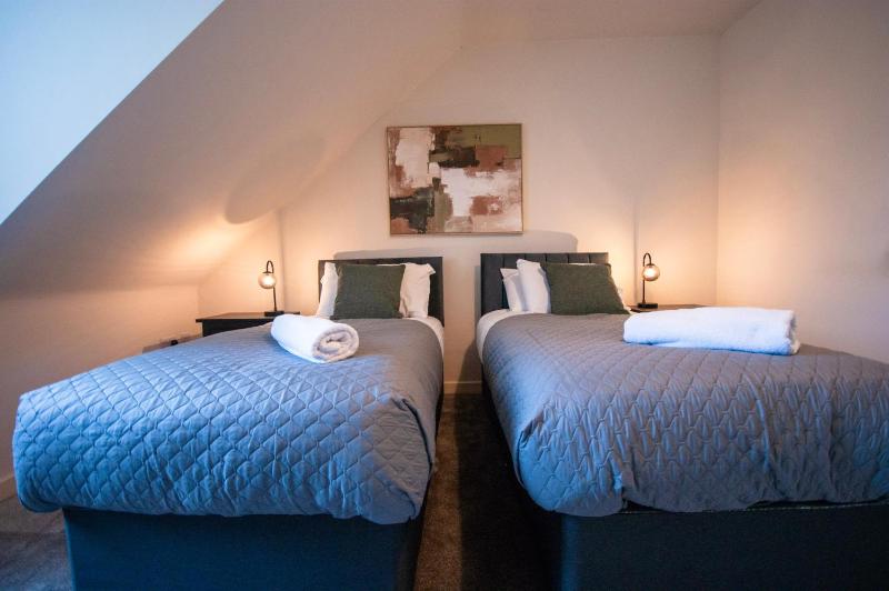 Spacious Luxurious Serviced Accommodation 2 - image 14