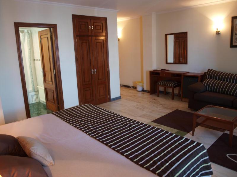 Superior Double or Twin Room with Sea View image 4