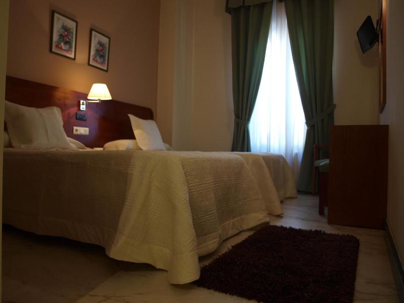 Double or Twin Room image 3
