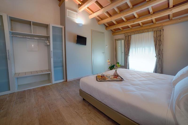 Deluxe Room image 3