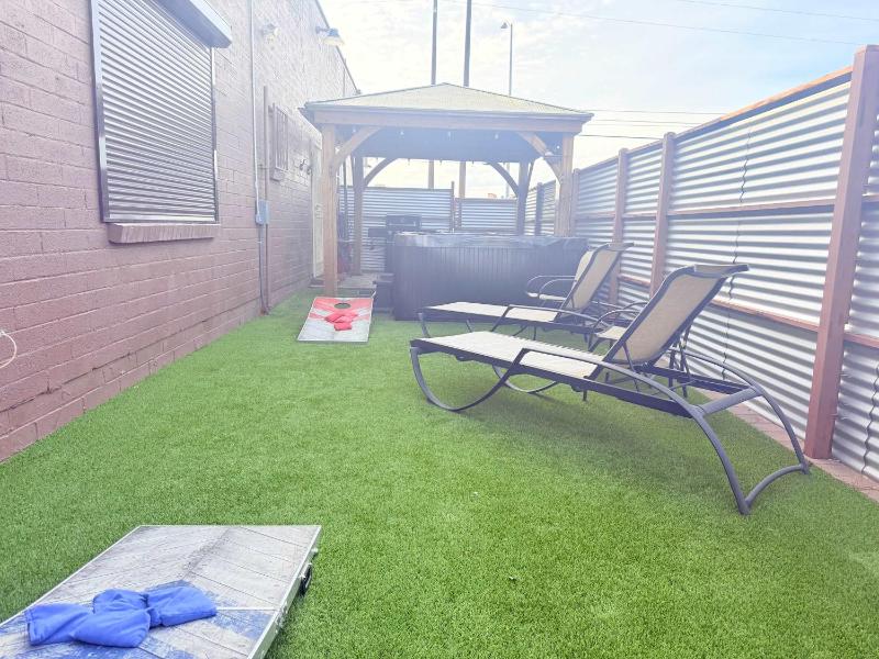 APT Style Home 2BR 2BA w Jacuzzi Near Airport - image 41