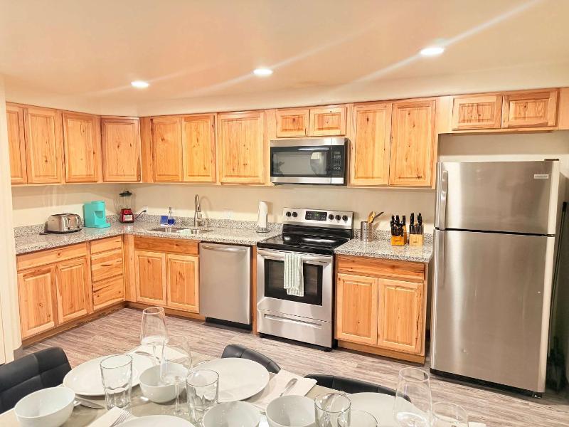 APT Style Home 2BR 2BA w Jacuzzi Near Airport - image 43