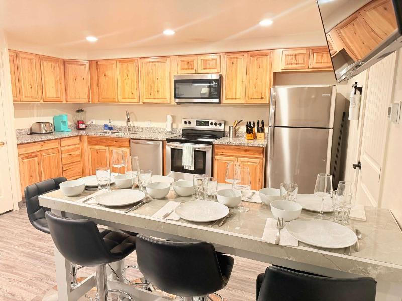 APT Style Home 2BR 2BA w Jacuzzi Near Airport - image 31