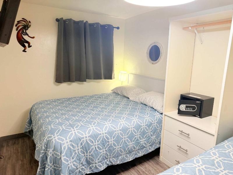 APT Style Home 2BR 2BA w Jacuzzi Near Airport - image 28