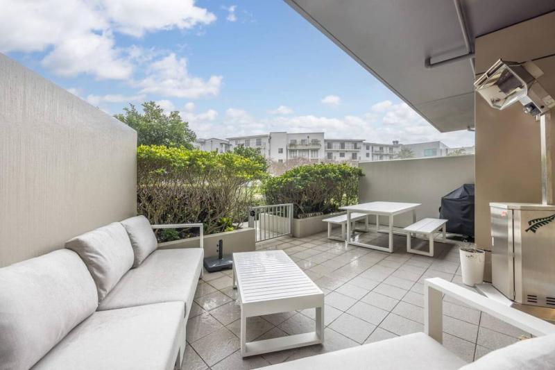 Stunning Viaduct 1 Bed Parking Pool Gym - image 8