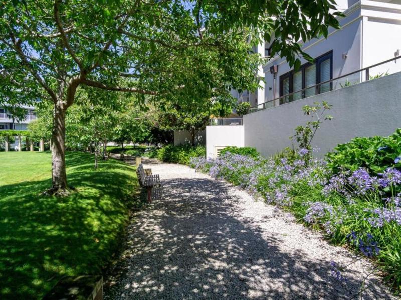Stunning Viaduct 1 Bed Parking Pool Gym - image 9