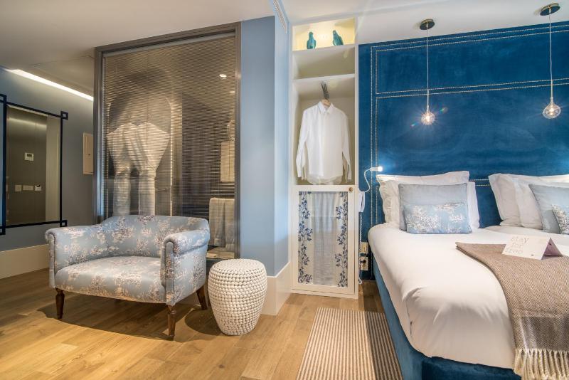 Superior Double Room with River View image 3