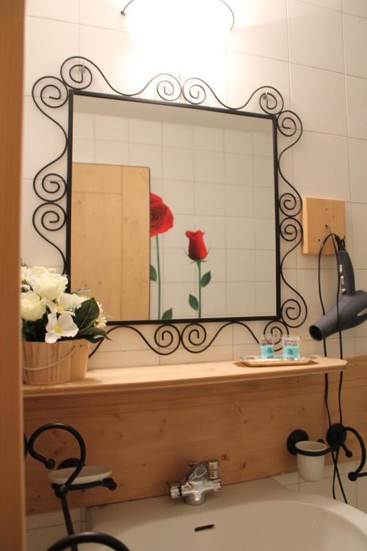One-Bedroom Apartment (5 Adults) image 3