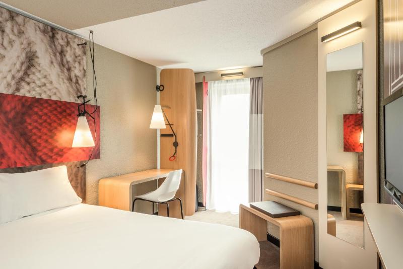 Standard Double Room image 3
