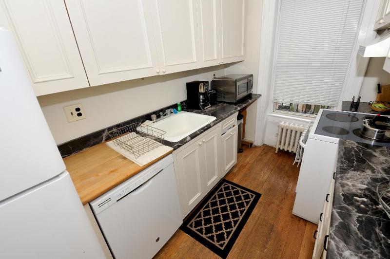Comfy 3 Bedroom 1 Bath Apartment in NYC - image 10