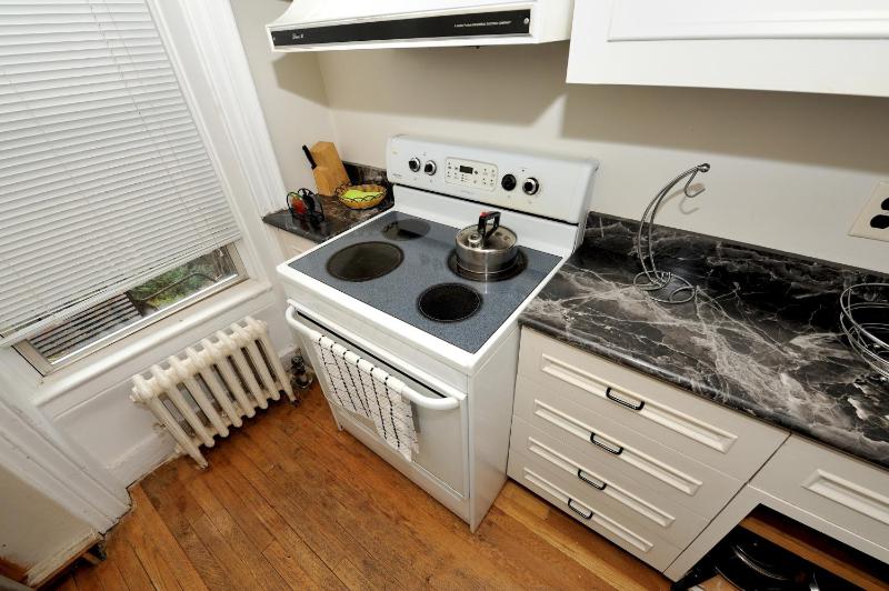 Comfy 3 Bedroom 1 Bath Apartment in NYC - image 15