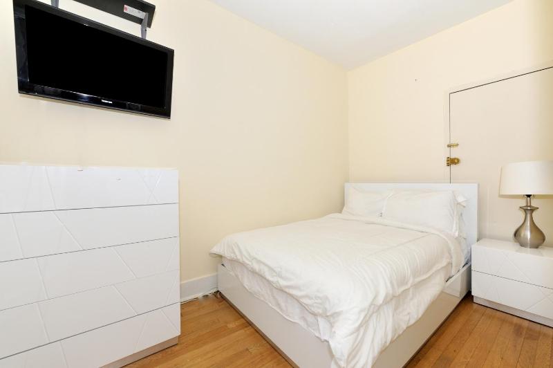Comfy 3 Bedroom 1 Bath Apartment in NYC - image 11