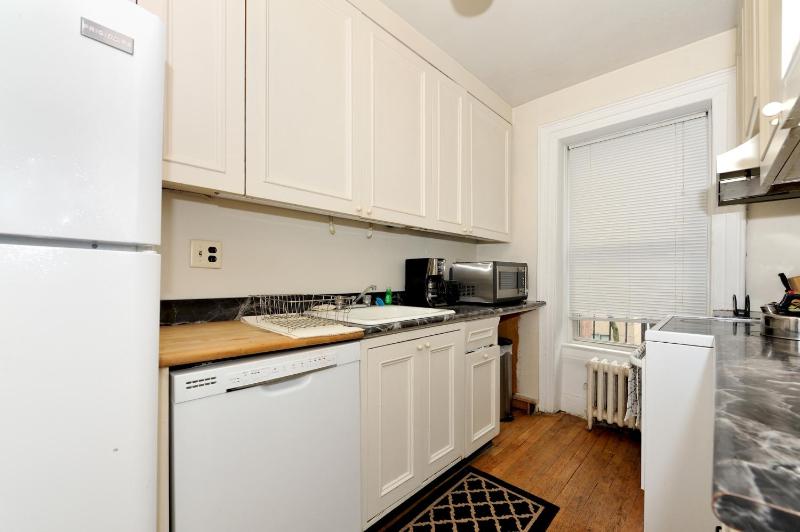 Comfy 3 Bedroom 1 Bath Apartment in NYC - image 4