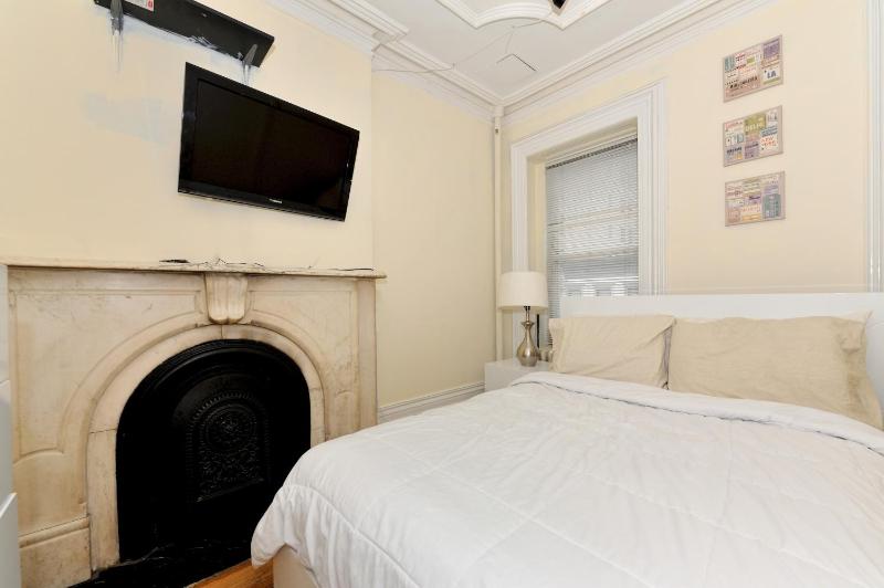Comfy 3 Bedroom 1 Bath Apartment in NYC - image 5