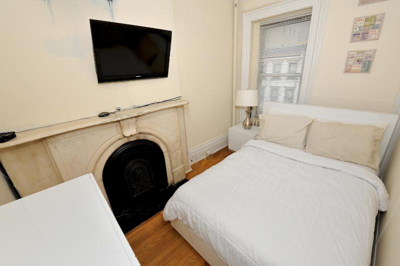 Comfy 3 Bedroom 1 Bath Apartment in NYC - image 13