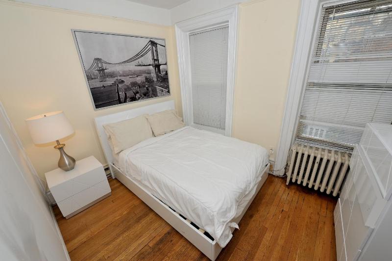 Comfy 3 Bedroom 1 Bath Apartment in NYC - image 9