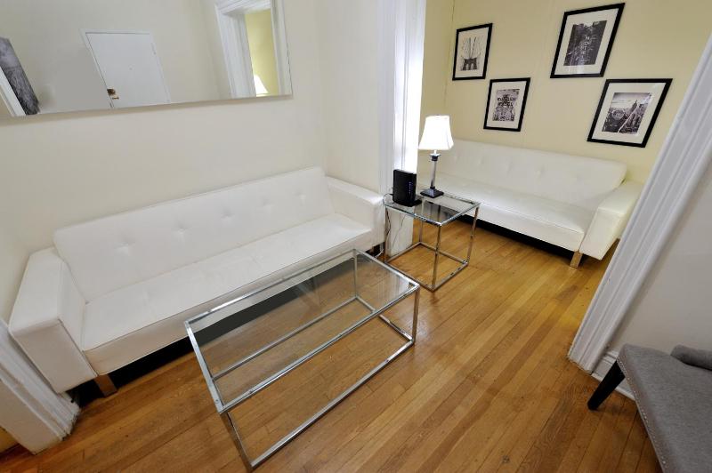 Comfy 3 Bedroom 1 Bath Apartment in NYC - image 3