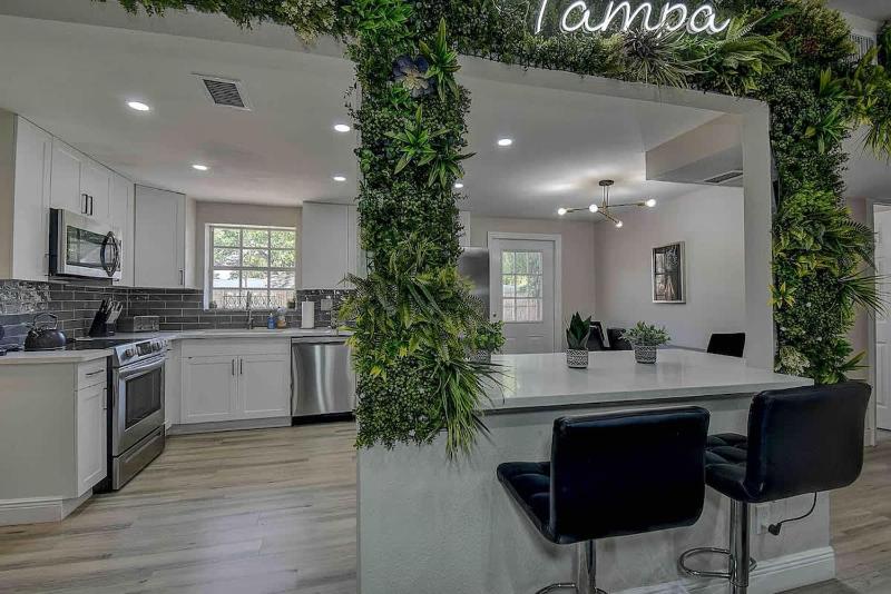 Family Friendly 5BR Tampa Home 10Min To Downtown - image 3