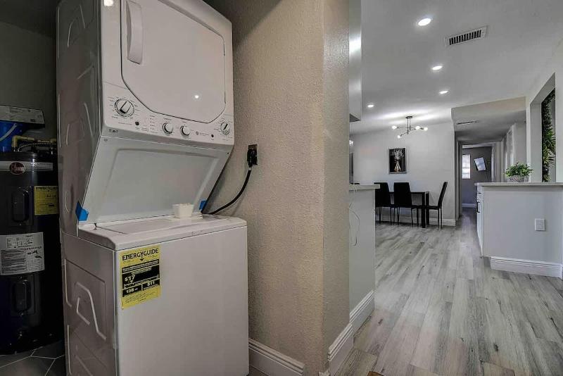 Family Friendly 5BR Tampa Home 10Min To Downtown - image 4