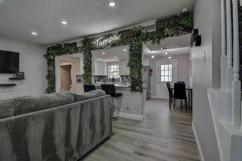 Family Friendly 5BR Tampa Home 10Min To Downtown - image 16
