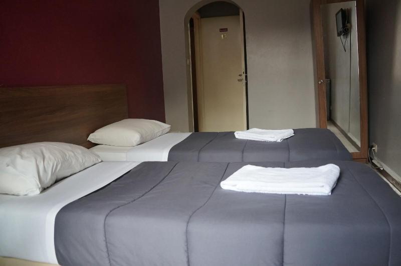 Twin Room image 3