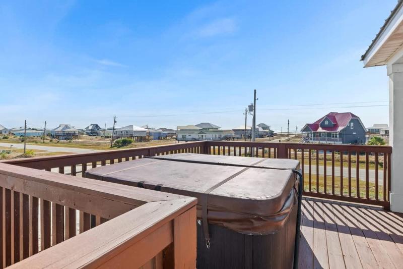 Family Coastal 4BR Home HotTub Deck 2Min Walk To Beach - image 20