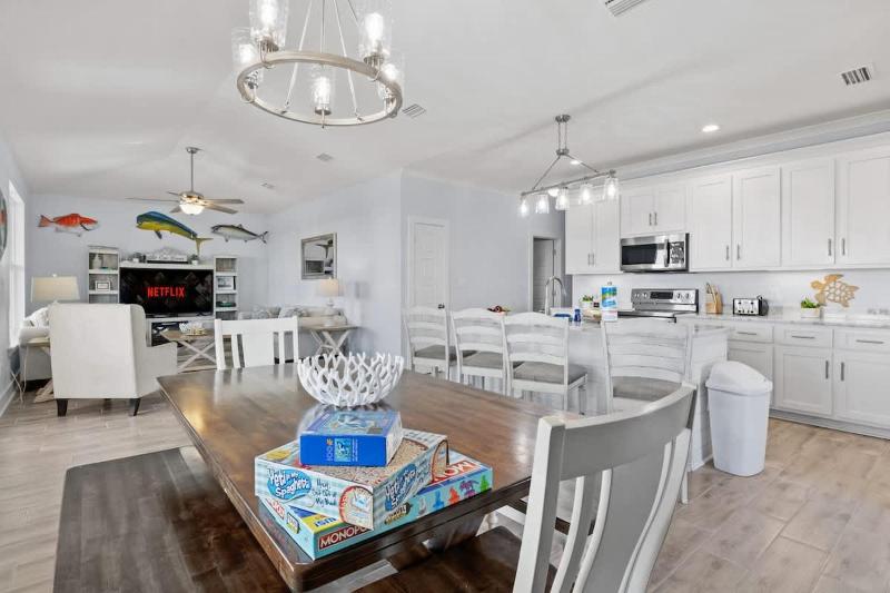Family Coastal 4BR Home HotTub Deck 2Min Walk To Beach - image 17