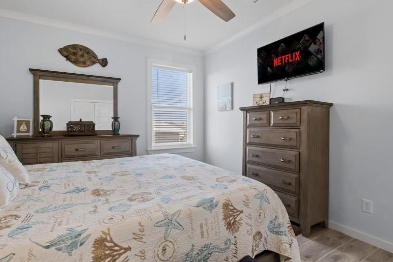 Family Coastal 4BR Home HotTub Deck 2Min Walk To Beach - image 29