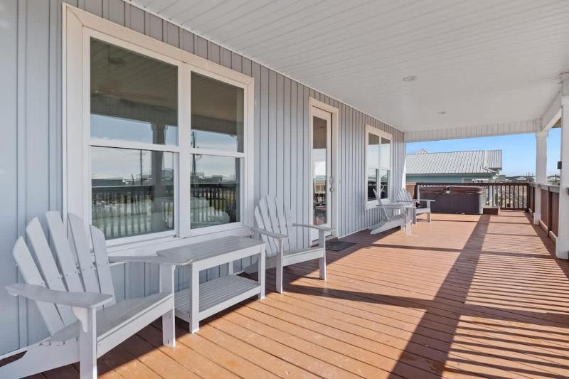 Family Coastal 4BR Home HotTub Deck 2Min Walk To Beach - image 36