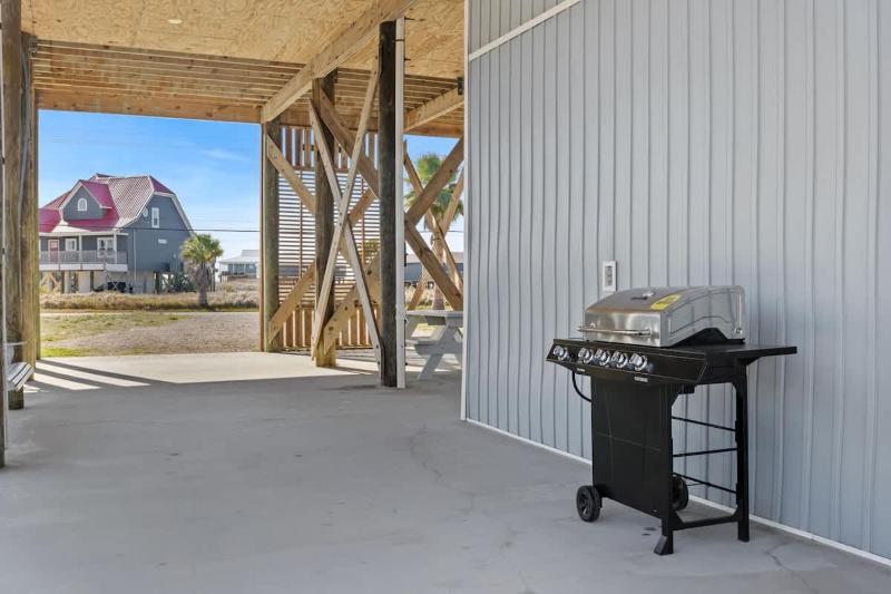 Family Coastal 4BR Home HotTub Deck 2Min Walk To Beach - image 14