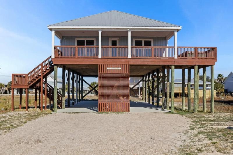 Family Coastal 4BR Home HotTub Deck 2Min Walk To Beach - image 10