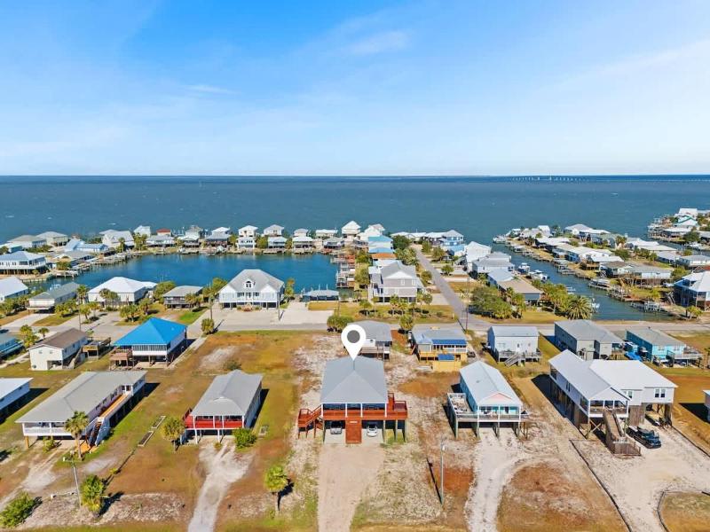 Family Coastal 4BR Home HotTub Deck 2Min Walk To Beach - image 33