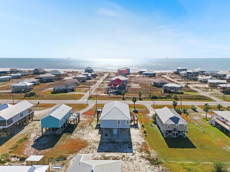 Family Coastal 4BR Home HotTub Deck 2Min Walk To Beach - image 15