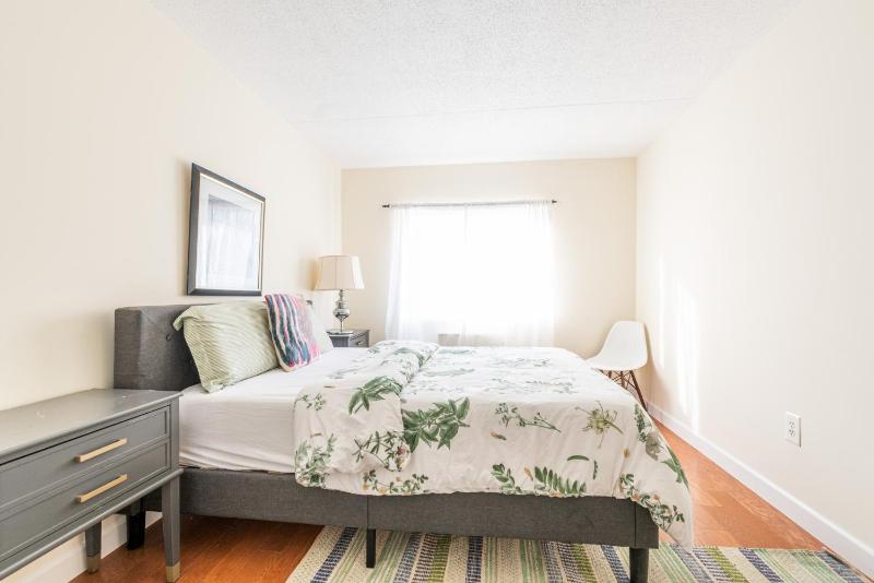 Stunning 3 Bed Fully Furnished Apt - image 12