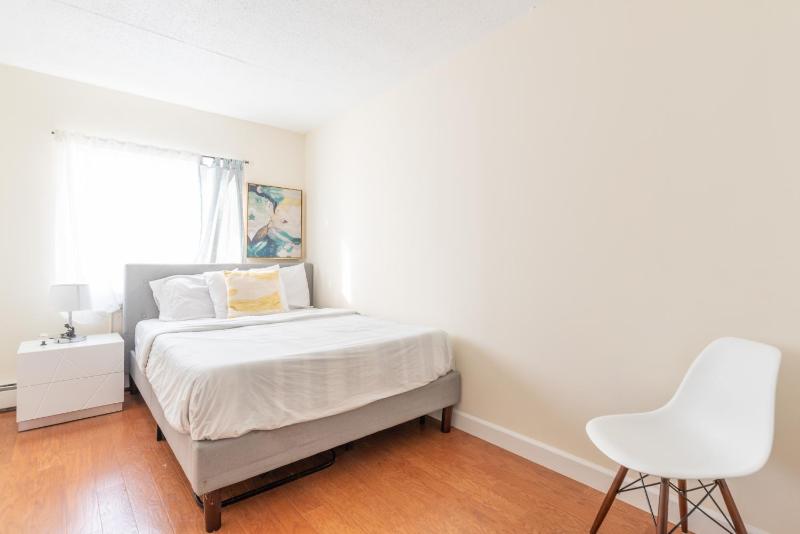 Stunning 3 Bed Fully Furnished Apt - image 10