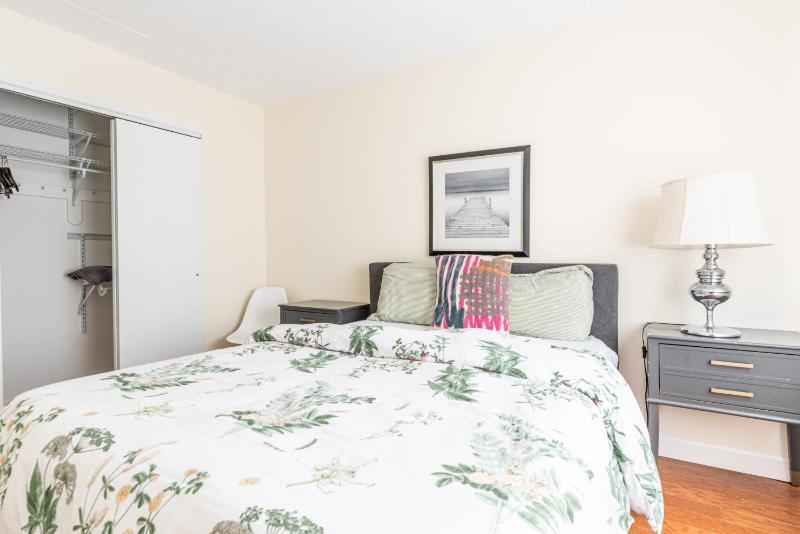 Stunning 3 Bed Fully Furnished Apt - image 9