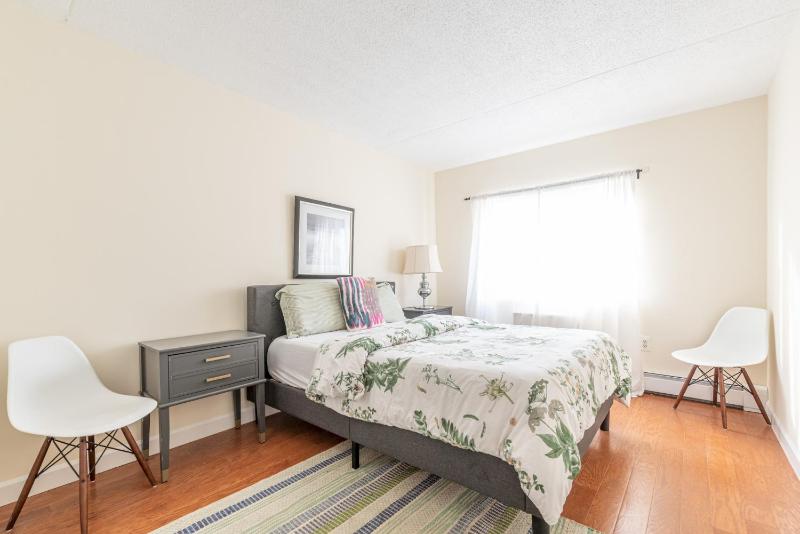 Stunning 3 Bed Fully Furnished Apt - image 8
