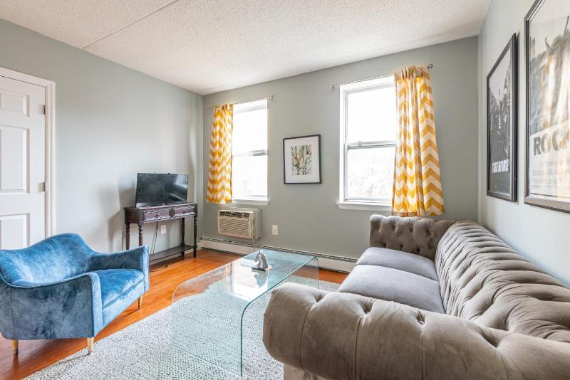 Stunning 3 Bed Fully Furnished Apt - image 5