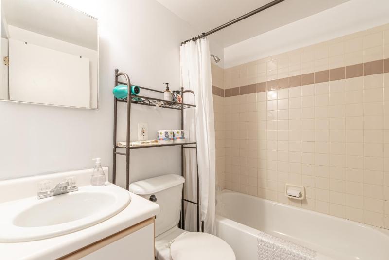 Stunning 3 Bed Fully Furnished Apt - image 13