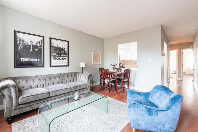 Stunning 3 Bed Fully Furnished Apt - image 2