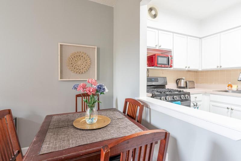 Stunning 3 Bed Fully Furnished Apt - image 14