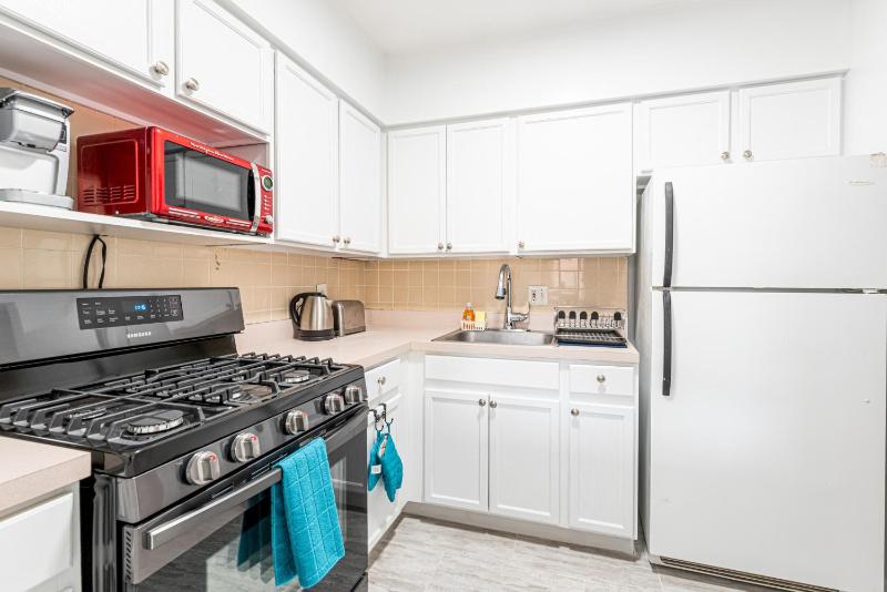Stunning 3 Bed Fully Furnished Apt - image 6