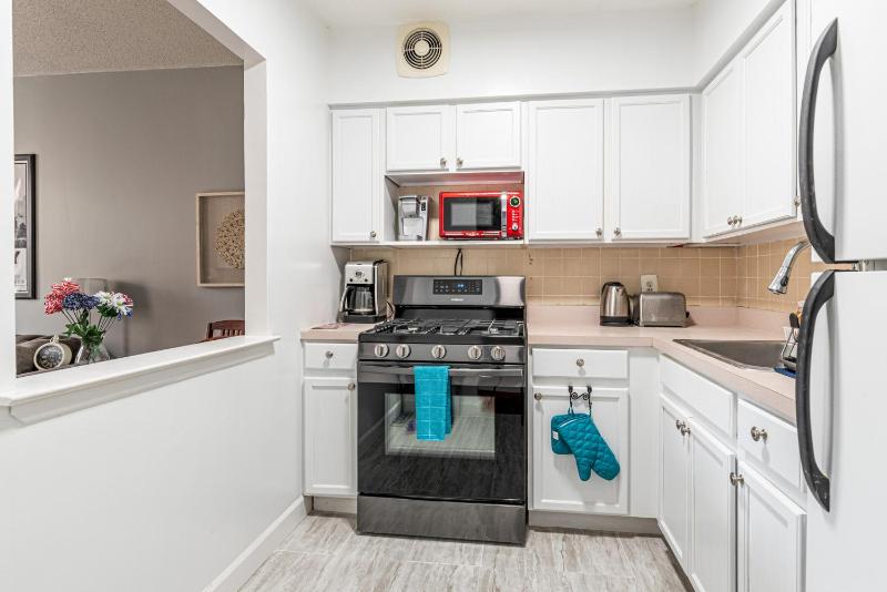 Stunning 3 Bed Fully Furnished Apt - image 15