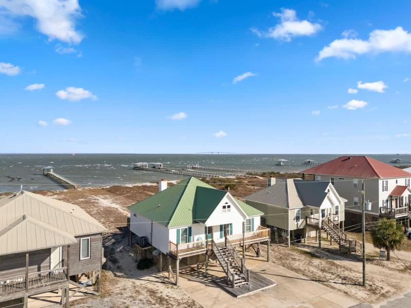 Family Waterfront Island Home Dock Hot Tub - image 19