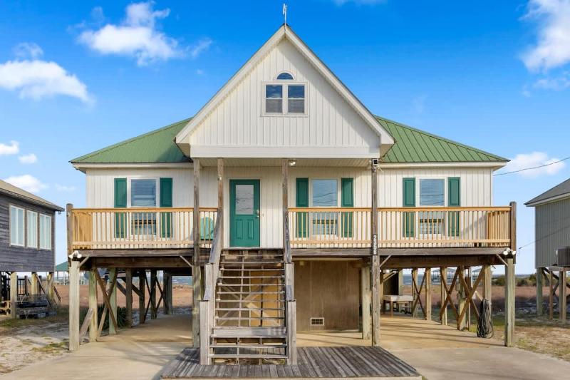 Family Waterfront Island Home Dock Hot Tub - image 8